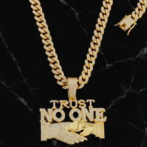 Collier chaîne pour homme Hip Hop en or 18 carats plaqué or avec pendentif rond élégant en moissanite et breloque lettre thématique - Product Image 5