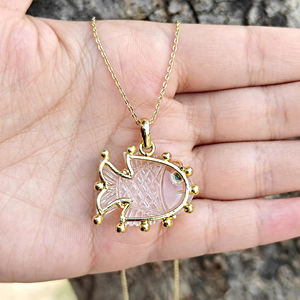 Collier chaîne inspiré par un designer, avec pendentif poisson en quartz cristal sculpté à la main, œil en émeraude CZ, plaqué or 18 carats, pour grossistes - Product Image 5