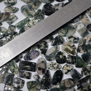 Venta al por mayor de gemas y joyas AMAN: Ágata musgosa natural de formas mixtas, piedras sueltas con juego de color de Rajastán para la fabricación de collares y joyería. - Product Image 3