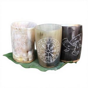 Chope à bière viking en corne de bœuf naturelle - Durable et écologique, cadeau d'anniversaire avec couvercle en bambou pour une utilisation en extérieur - Product Image 3