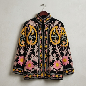 Blouson bomber en velours noir brodé |   Vêtement décontracté pour femme, jaune et rose, à motif floral, avec col montant et broderie, un chef-d'œuvre fait main - Product Image 1