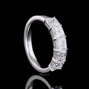 Anillo de Diamantes CVD HPHT de Corte Cuadrado Personalizado de 4 CTW, Certificado IGI, 5 Piedras, Oro Sólido de 18K, Fabricante de Joyería Fina - Product Image 3