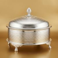 Ensemble de réchauds de buffet de luxe doré avec support en treillis arqué, bol en laiton martelé, base à plusieurs niveaux, à alimentation au combustible et à température manuelle
