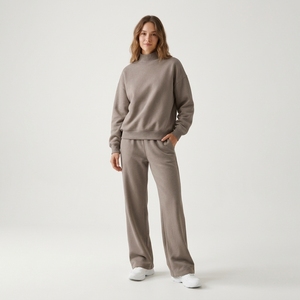 Ensemble de détente corail pour femme : Sweat-shirt à col montant et pantalon de survêtement large assorti, coupe décontractée – Fournisseur de vêtements en gros OEM - Product Image 2