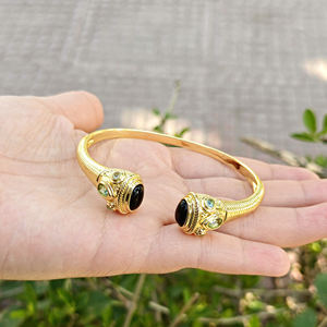 Bracelet ajustable bohème multi-pierres plaqué or 18 carats, avec onyx noir et quartz bleu, ouverture frontale, bijoux de créateur. - Product Image 3