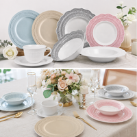 Services de table en porcelaine fine rose et bleue, style romantique français, avec assiettes de présentation en céramique à motif dentelle en relief, pour mariages, hôtels et banquets