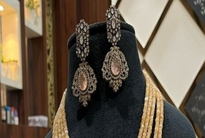 Conjunto de Collar y Aretes de Moissanita Kundan Clásico Chapado en Oro de Primera Calidad Radiante, Regalo de Boda, Compromiso, Fiesta, Tradicional - Product Image 3