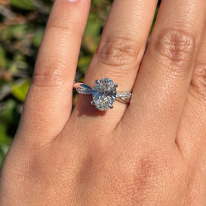 Anillo de Compromiso y Boda Clásico con Diamante Ovalado de 2.75 Quilates Cultivado en Laboratorio, Certificado IGI, Engaste Invisible en Oro, para Fiestas - Product Image 1