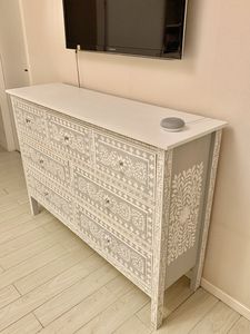 Commode d'intérieur haut de gamme en os incrusté avec des détails floraux artistiques et une organisation de tiroirs spacieuse - Product Image 1
