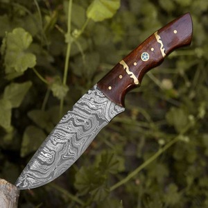 Cuchillo de caza y camping hecho a mano con hoja recta de acero de Damasco, mango de madera y funda de cuero. - Product Image 3