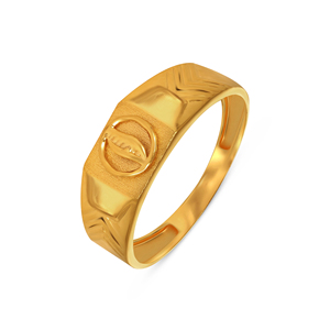 Anillo de Sello Rectangular de Lujo Dorado con Detalle de Emblema Circular, Banda Ancha Texturizada y Acabado Cepillado, Joyería Fina Moderna para Hombre - Product Image 1