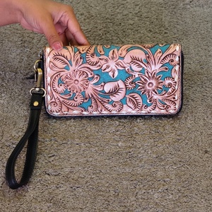 กระเป๋าคลัทช์หนังวีนัส ดีไซน์หรูหรา แกะสลักด้วยมือจากหนังวัวแท้ พร้อมสายคล้องมือ ป้องกัน RFID ความจุขนาดใหญ่ ปิดด้วยกระดุม - Product Image 1