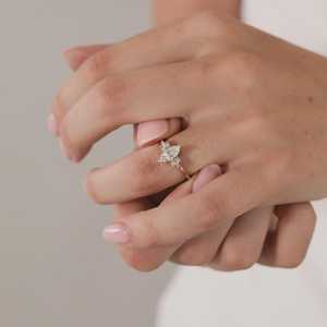 Anillo de compromiso de oro de 14k y 18k con diamante marquise baguette cultivado en laboratorio de 0.87 quilates, anillo de boda solitario de tres piedras con engaste en V para mujer - Product Image 2
