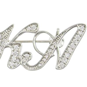 Broche con Letra en Tono Plateado y Detalle de Cristal Brillante, Elegante Accesorio de Joyería Decorativa para Mujer, Ideal para Bodas - Product Image 3