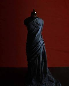 Sari en organza de soie de marque UDDUP avec imprimé numérique Lahariya pour les occasions festives, cadeau de Deepawali, fabriqué à la main en Inde, unisexe - Product Image 6