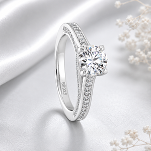 แหวนหมั้นมอสซาไนต์ทรงกลมคลาสสิก เงินแท้ 925 ชุบโรเดียม ประดับเพชรแบบ Pave Setting สำหรับผู้หญิง - Product Image 3