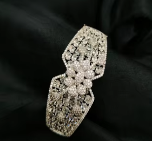 Bracelet fantaisie de créateur avec finition blanche et pierres AD étincelantes pour filles Bracelet cadeau design en zircon étincelant à la mode - Product Image 2