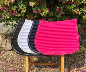 Tapis de selle matelassé personnalisé pour chevaux, couverture d'équitation rembourrée, fabricant OEM - Product Image 1