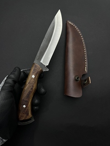 Cuchillo de Caza y Camping, Hoja Fija de Acero al Carbono con Borde Parcialmente Dentado y Mango de Madera de Nogal, Funda de Cuero - Product Image 3