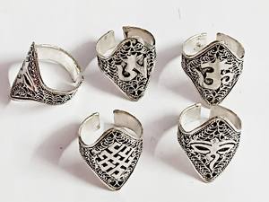 Anillos Religiosos Budistas Tibetanos con Símbolo Om, Turquesa y Aleación Plateada - Product Image 2