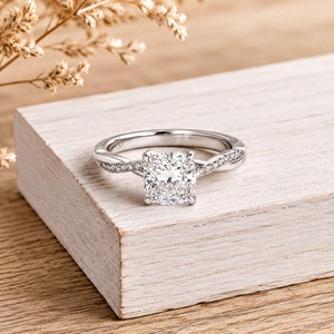 Bague de fiançailles en or massif 10K 14K 18K avec diamant de laboratoire taille coussin de 2 carats et diamant taille rond de 0,29 carat, sangle fendue en E et pavé - Product Image 2