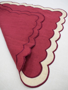 Serviette de table en lin classique rouge de luxe brodée 45x45cm à bord festonné, faite à la main, réutilisable et écologique pour la décoration de table à manger à la maison - Product Image 4