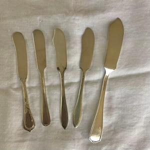 Un élégant ensemble de couteaux à fromage permet de servir le fromage lors de réceptions de manière élégante et pratique. - Product Image 1