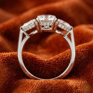 Bague en moissanite ronde à trois pierres pour femme, ton argenté, bijoux de fiançailles et d'anniversaire, style élégant au quotidien - Product Image 2