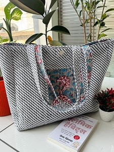 กระเป๋าผ้าฝ้ายลายควิลท์  ลายดอกไม้คลาสสิกแบบแฮนด์บล็อก  ออกแบบมาเพื่อการใช้งานประจำวันและการพกพาอย่างยั่งยืน - Product Image 4