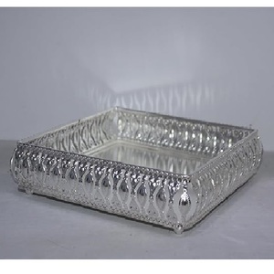 Magnifique panier métallique avec des éléments décoratifs floraux / Panier cadeau de mariage doré / Panier décoré moderne - Product Image 6