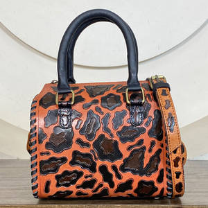 Bolso de lona personalizado de cuero vacuno con estampado de leopardo, bolso cruzado de lujo hecho a mano con cremallera para mujer, unisex, para viaje. - Product Image 5