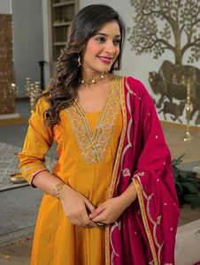 Conjunto listo para usar de top de seda Vichitra con bordado de diseñador, pantalón de seda Vichitra y dupatta de seda Vichitra con bordado. - Product Image 2