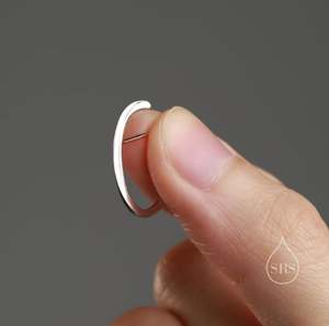 Pendiente Minimalista Delgado para Lóbulo de Oreja en Plata de Ley, Pendiente Sencillo Tipo Suspensor para Lóbulo de Oreja en Plata o Oro - Product Image 4