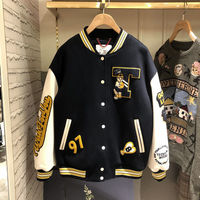 Veste courte de style universitaire pour homme, avec manches en cuir véritable, broderies et patchs chenille personnalisés.