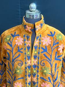 Veste courte en velours brodée de fleurs Suzani pour femme, jaune moutarde, manteau d'hiver fait main, style bohème ethnique, ouvert sur le devant - Product Image 3