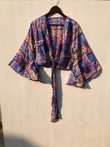 Blusa Corta Informal de Seda Hecha a Mano con Estampado Floral y Mangas Campana para Mujer (Ecológica y Transpirable) - Product Image 3