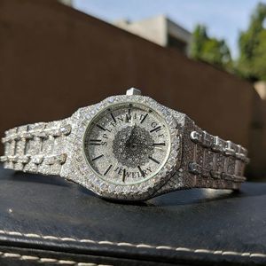 Splendide montre analogique à quartz pour homme avec boîtier en argent/moissanite, bracelet en cristal de saphir, chiffres romains, mouvement ETA, cadeau idéal - Product Image 1