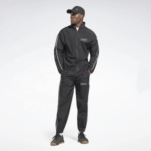 Conjunto Deportivo Cortavientos Personalizado para Hombre - Chaqueta Ligera con Capucha Reflectante y Pantalones Impermeables - Product Image 1