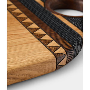 Planche à découper ovale en bois texturée avec motifs tribaux complexes et finition à grain lisse, avec anse supérieure ronde pour couper les légumes - Product Image 5