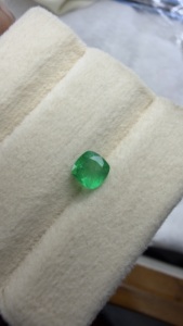 Esmeralda Colombiana Natural Certificada, Corte Cuadrado Cojín, Color Verde Intenso, Piedra Preciosa Suelta de 0.70 Quilates - Product Image 2