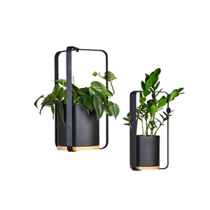 Juego de 2 macetas colgantes modernas de metal para decoración de pared interior, macetas negras con base de madera para decoración de jardín - Product Image 1