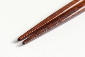 Elegantes Palillos Japoneses de Madera con Detalle Raden, Diseño Oriental, Reutilizables, Superficie Lisa, Ecológicos, para Hoteles, Personalizables - Product Image 3
