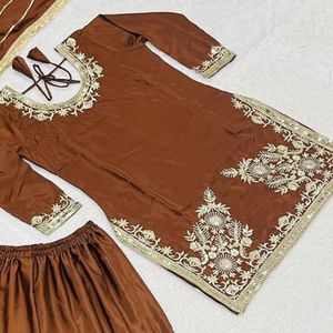 Conjunto de traje Sharara Palazzo de crepé natural con bordado de lentejuelas de 5 mm de diseñador, con top de manga larga completamente cosido y forro interior de microalgodón. - Product Image 6
