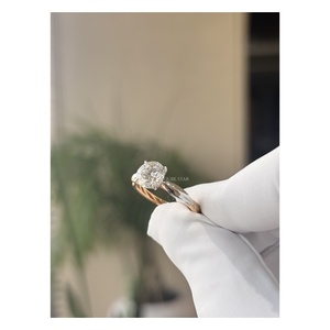 แหวนเพชรเม็ดเดี่ยวทรงคลาสสิก 1.50 กะรัต ดีไซน์เกลียวสี่ขา วงแหวนหรูหราสำหรับผู้หญิง ทองคำแท้ 14K รับรองโดย IGI - Product Image 3