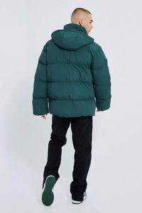 เสื้อแจ็คเก็ตผู้ชายสำหรับฤดูหนาวแบบขายส่ง พร้อมโลโก้สั่งทำ คอเสื้อระบายอากาศได้ดี มีฮู้ด แบบสวมหัว บุใยควิลท์ - Product Image 2