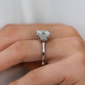 Anillo de compromiso de oro blanco con corte Asscher y piedra trapezoidal lateral de circonita cúbica, anillo de propuesta de 3 piedras, anillo de doble garra de oro macizo de 14K - Product Image 3