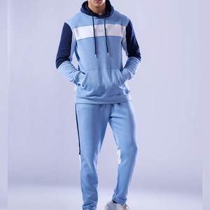 Veste de survêtement noire pour homme avec blocs de couleur blancs et logo T sur le devant, design sportif, idéale pour l'automne - Product Image 4