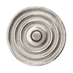 Posavasos clásicos de metal con acabado plateado y soporte, ideales para cafeterías, salones y hogares, hechos a mano en India. - Product Image 4