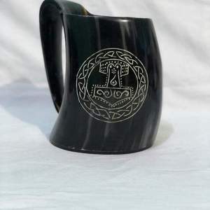 Corne à boire viking et accessoires, polie naturellement, faite à la main, tasse moderne conçue pour les vrais amateurs de Vikings - Product Image 1