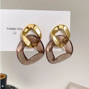Boucles d'oreilles à clip en résine personnalisées faites à la main, cadeau classique pour femmes pour anniversaire et célébration - Product Image 5